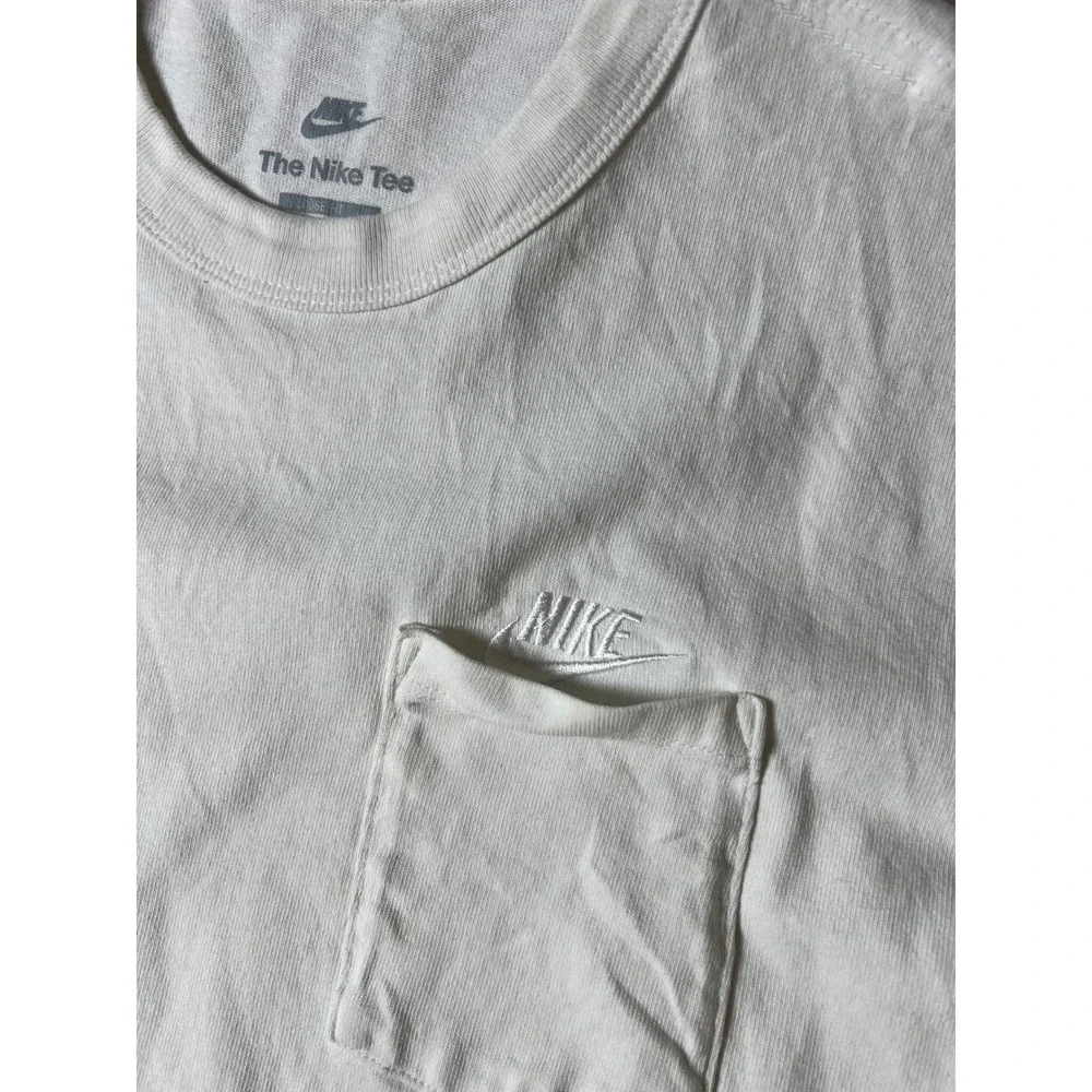 Nike Pocket T-Shirt Mens Medium White Loose Fit Minimalist Streetwear Tee